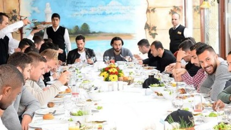 Mustafa Denizli futbolcularla yemek yedi