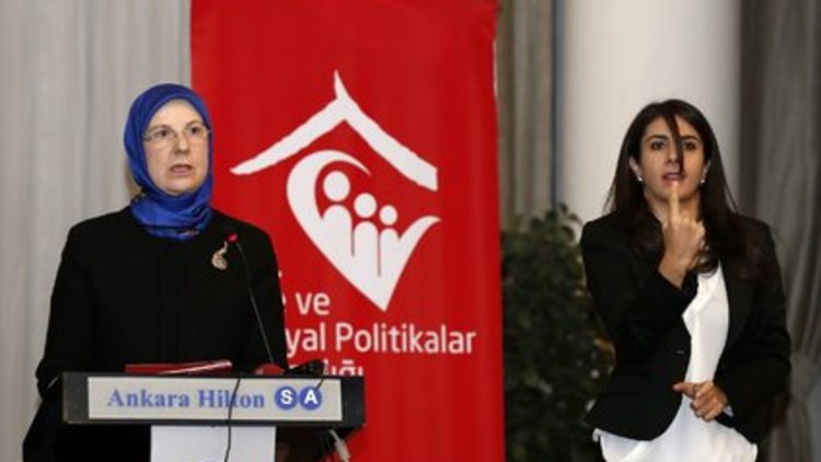 Bakan müjdeyi işaret diliyle verdi