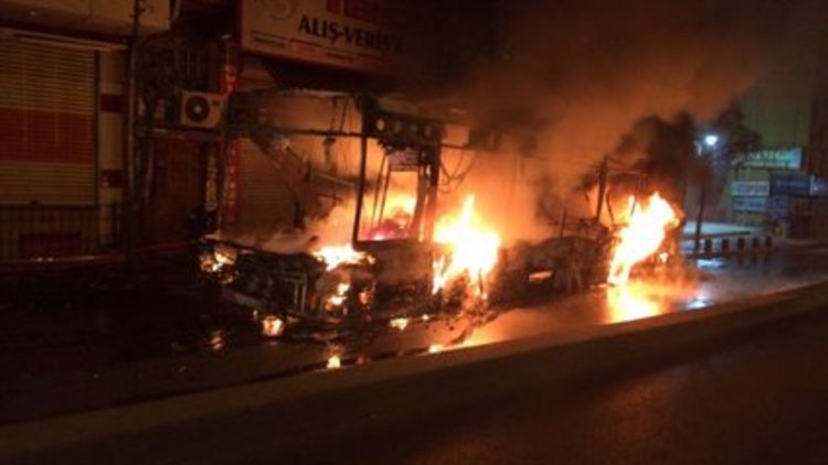 Terör yandaşları iki otobüsü ve bir işyerini ateşe verdi