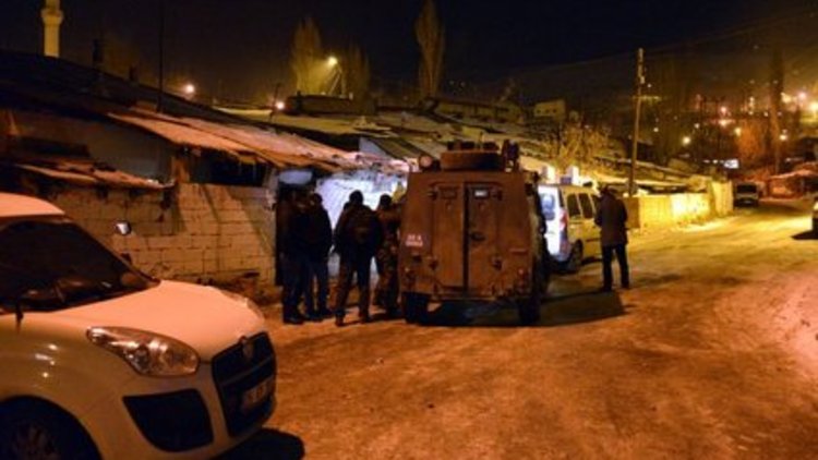 Oğlunu öldürüp anne babasını rehin aldı, sonra...