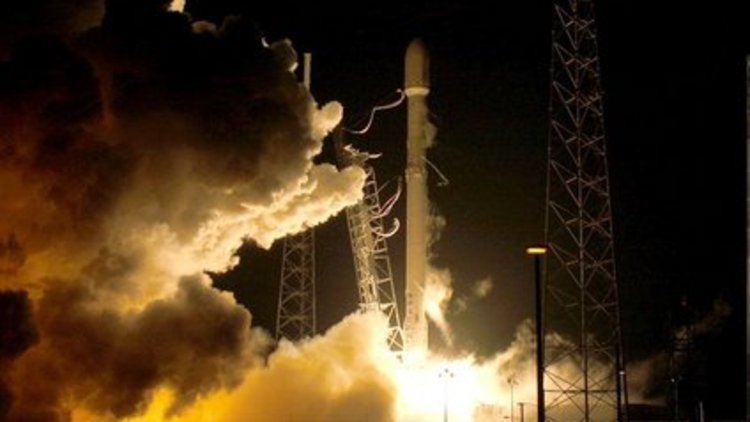 SpaceX Falcon 'tarihi' inişini gerçekleştirdi