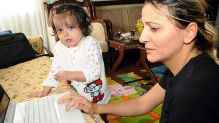 Başbakan Davutoğlu minik Ece&#039;ye el uzattı