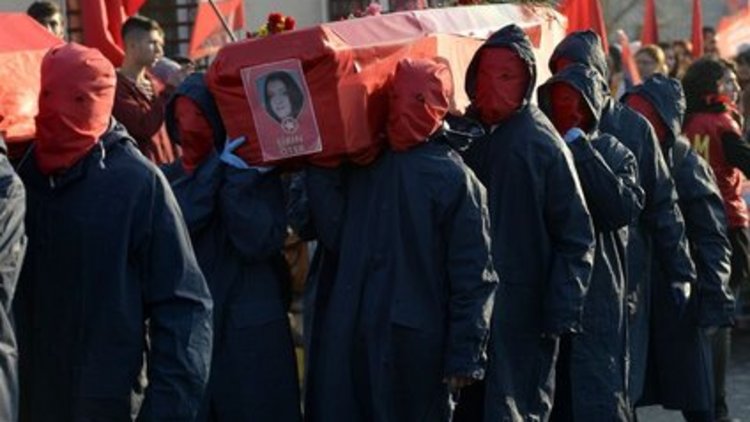 Yüzleri maskeyle tabut taşıdılar