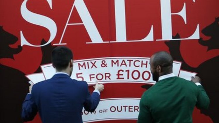 Mağazalarda indirim izdihamı