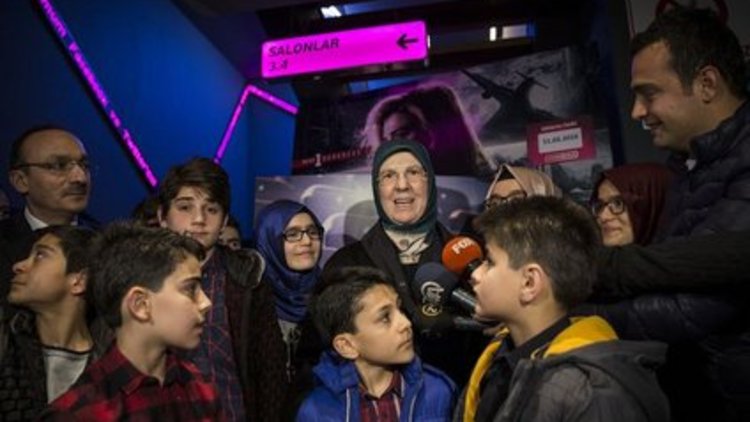 Aile Bakanı çocuklarla &#039;Star Wars&#039; izledi 
