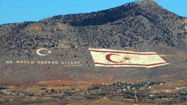 Kıbrıs'ta Türkler ve Rumları ne birleştirdi? 1974'TEN BERİ BİR İLK