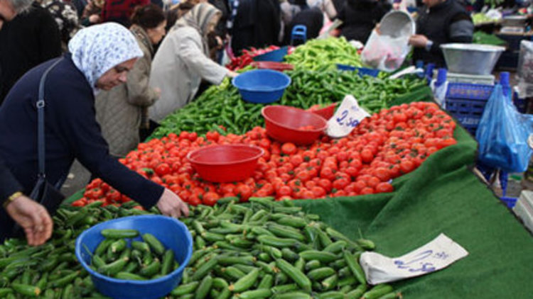 Kar yağışı pazarları vurdu