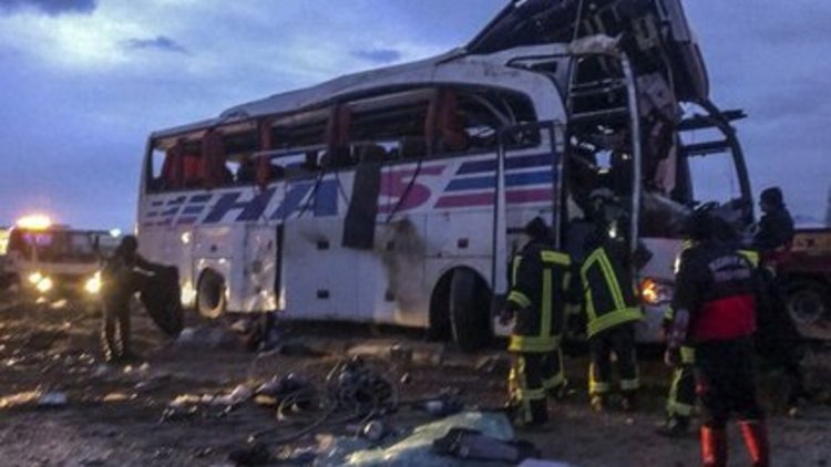 Buzlanan yolda can pazarı: 6 ölü, 25 yaralı