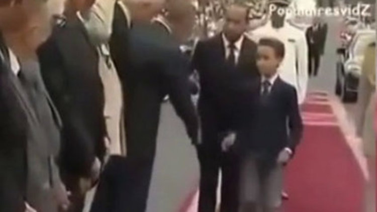 12 yaşındaki Prens Hasan, bu kez tokalaştı ELİMİ ÖPMEYİN, HALK KIZIYOR!