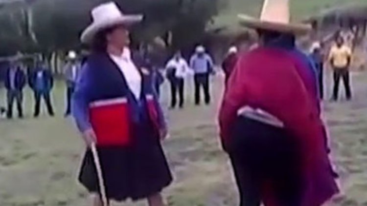 Eniştesini ayarttı: Köy meydanında sopa yedi