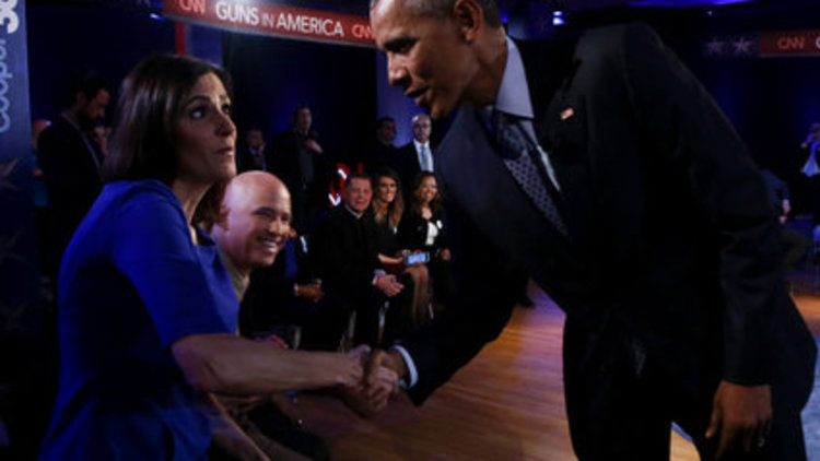 Keskin nişancının karısı Başkan Obama&#039;yı 12&#039;DEN VURDU