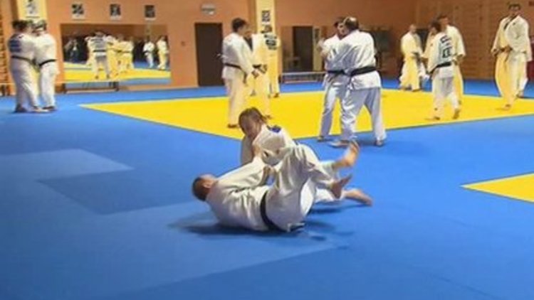 Putin şimdi de judo minderinde