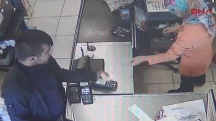 SİLAHI KASİYERE DOĞRULTTU VE...