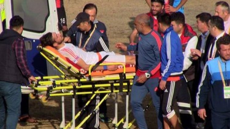 Dili ters dönen futbolcuyu hakem kurtardı