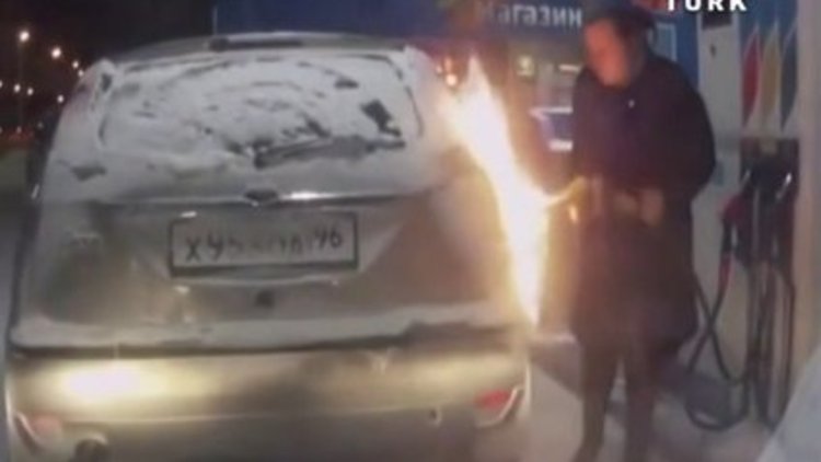 Hortumdaki benzin mi diye kontrol etti: ÇAKMAĞI ÇAKTI VE...