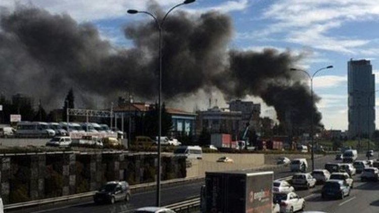 Bir de yangın faciası: 12 katlı otel alev alev  İŞÇİLER SON ANDA KURTULDU 