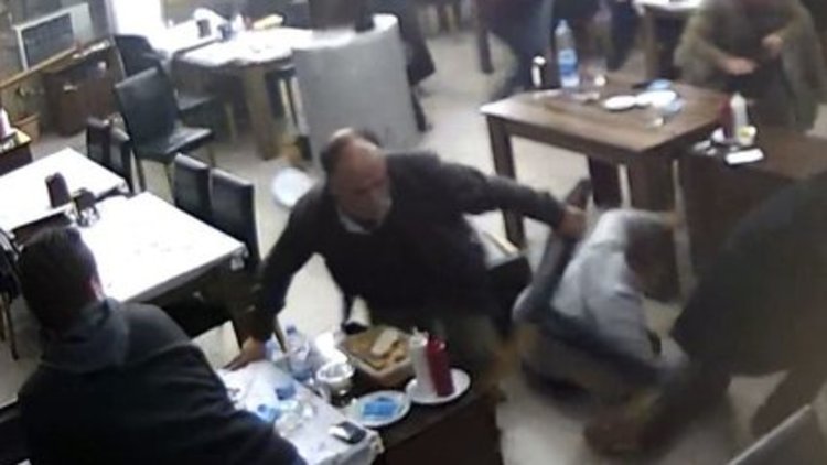 Bu adamlar niye kaçıyor?