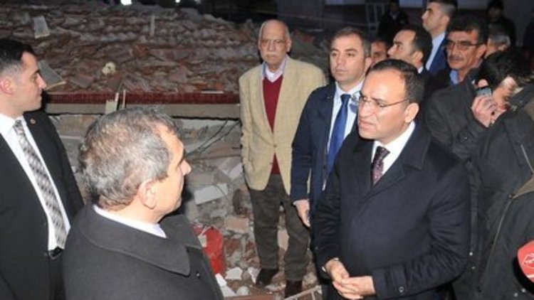 5 KATLI BİNA ÇÖKTÜ, BAKAN YERİNDE İNCELEDİ