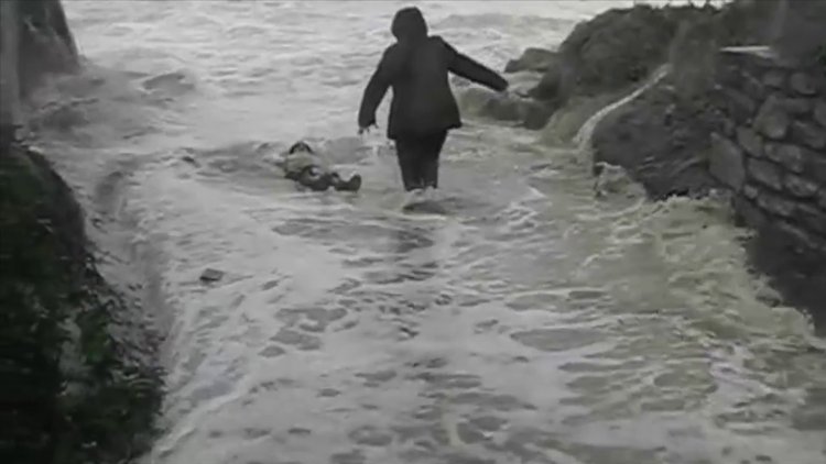 DENİZ ONLARLA DALGA GEÇTİ