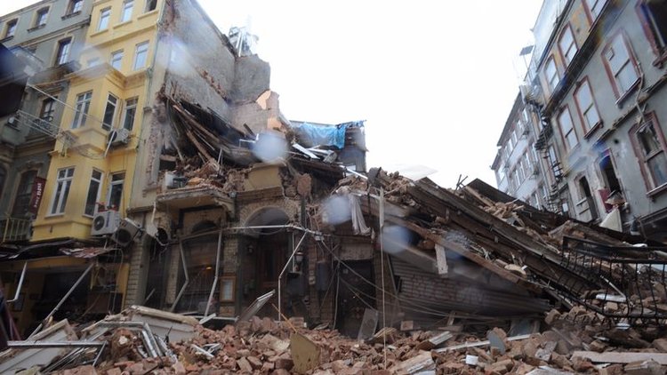 İSTANBUL BEYOĞLU'NDA 2 BİNA ÇÖKTÜ