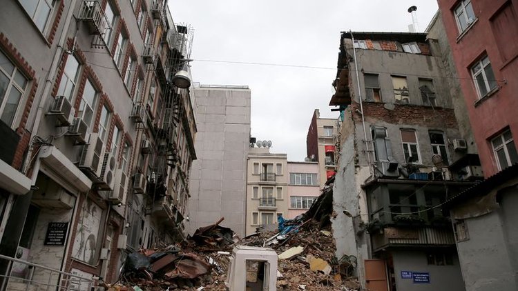 BİNANIN ÇÖKME ANI KAMERADA