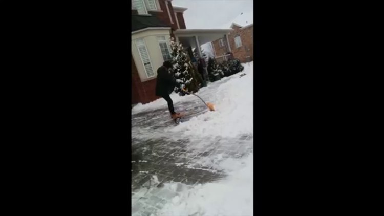 Hoverboard üzerinde kar temizledi