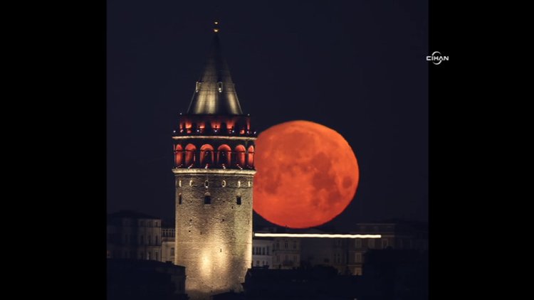 Ay ve Galata'nın buluşması