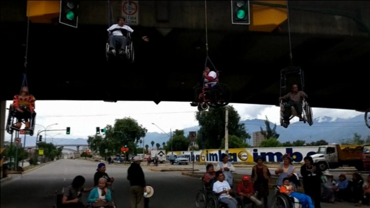 Tekerlekli sandalye ile kendilerini astılar