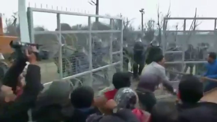 Sığınmacılar polisle çatıştı