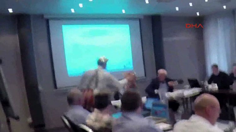 Almanya'da ırkçı siyasetçiye pastalı protesto