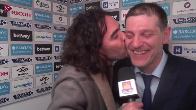 Röportaj sırasında öpüldü