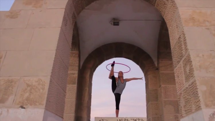 Hulahop çevirme rekortmeni 3 insan