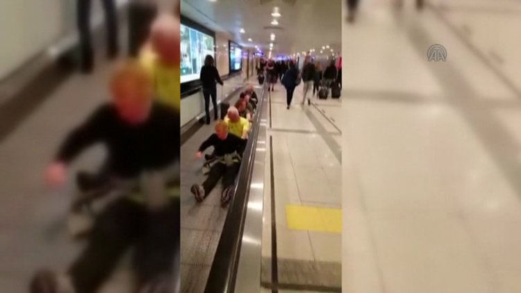 Yürüyen platformda kürek çekerek zaman geçiriyorlar