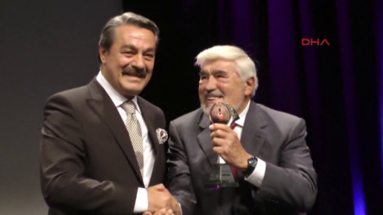 Almanya'da Kadir İnanır'a onur ödülü verildi