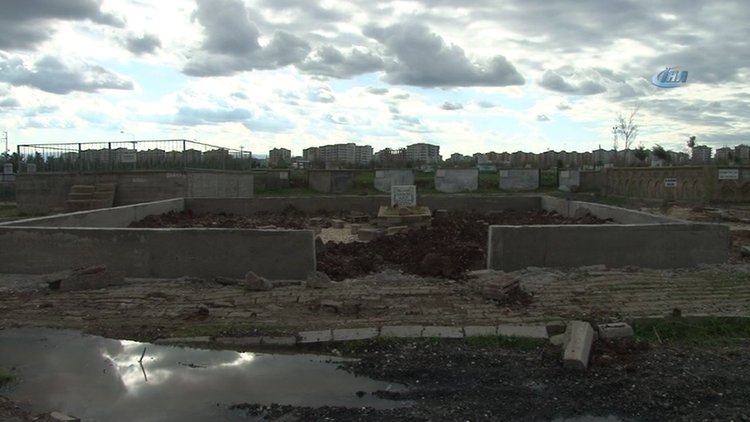 Tahir Elçi'nin mezarına duvar örüldü