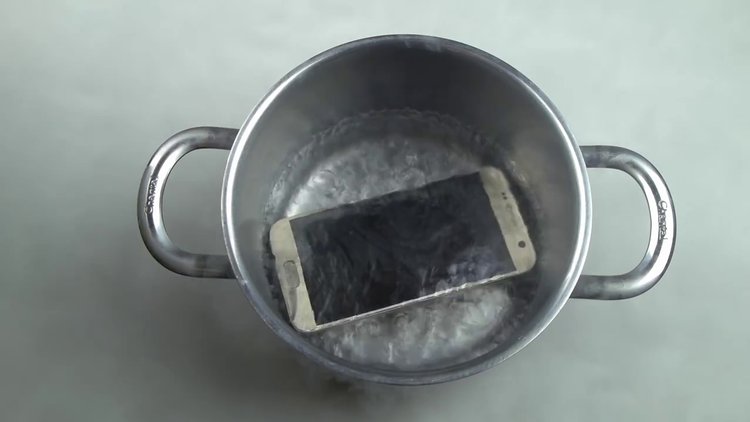 Akıllı telefona sıvı azot dökülürse ne olur?