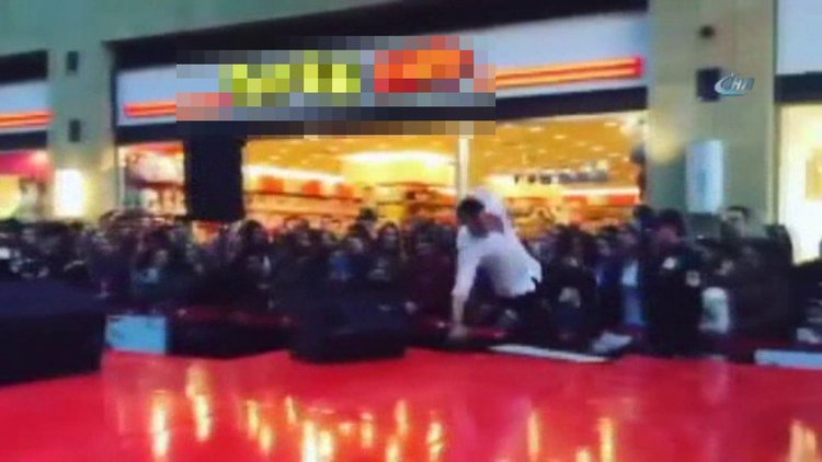 Ünlü şarkıcı sahnede kaza yaşadı