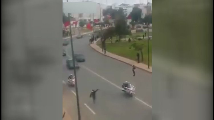 Fas kralının konvoyunu kesti