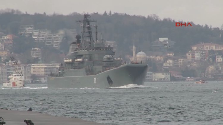 Rus savaş gemisi boğazdan geçti