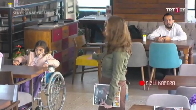 Engelli Küçük Kıza Kötü Davranan Garsona İnsanların Haklı Tepkileri