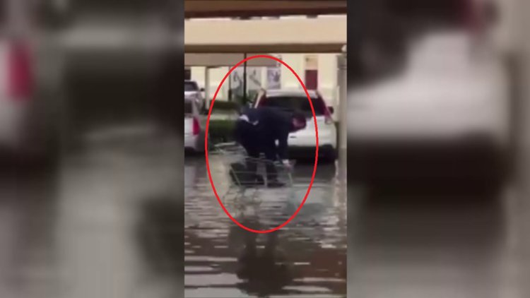 Alışveriş arabasıyla suların içinden geçti