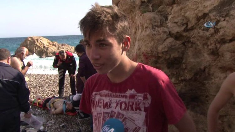 Azgın dalgalara atlayarak kurtardı