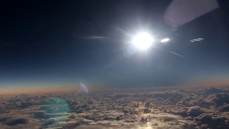 Güneş tutulmasını uçağın içinden izleyin