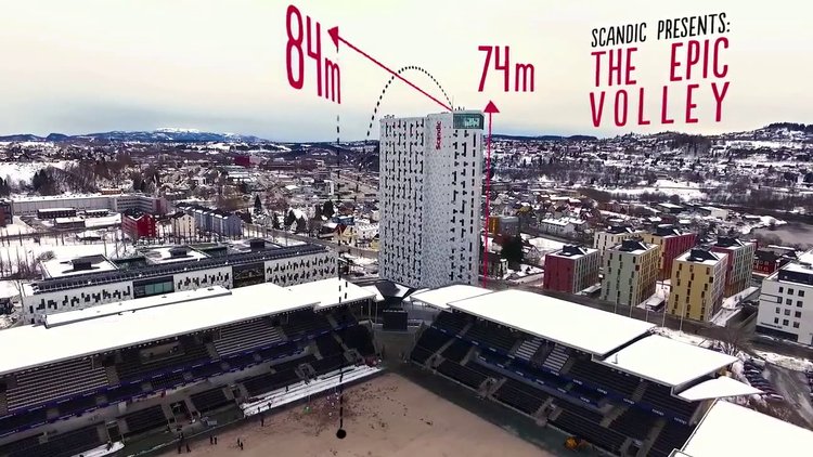 Otelin çatısından sahaya yapılan çılgın orta