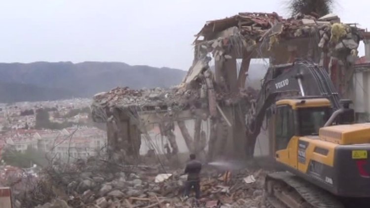 Kenan Evren'in beyaz evi yıkıldı