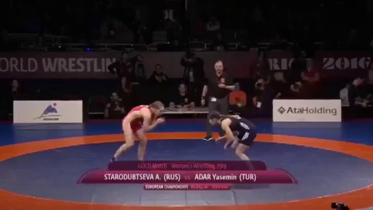 Rus rakibini yerden yere vurdu