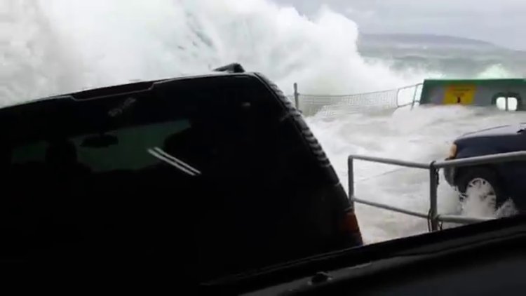 Dalgalar arasında kalan feribot