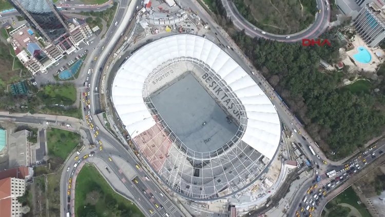 Vodafone Arena çatısı kapanmaya başladı