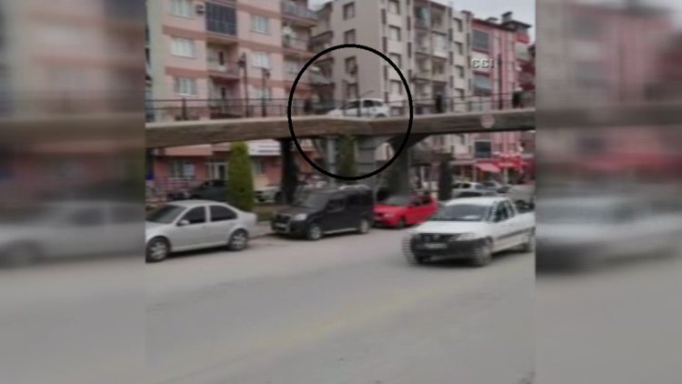 Yaya üst geçitinden araba geçti
