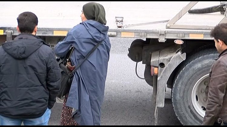 Otostop çeken kadın polisi alarma geçirdi